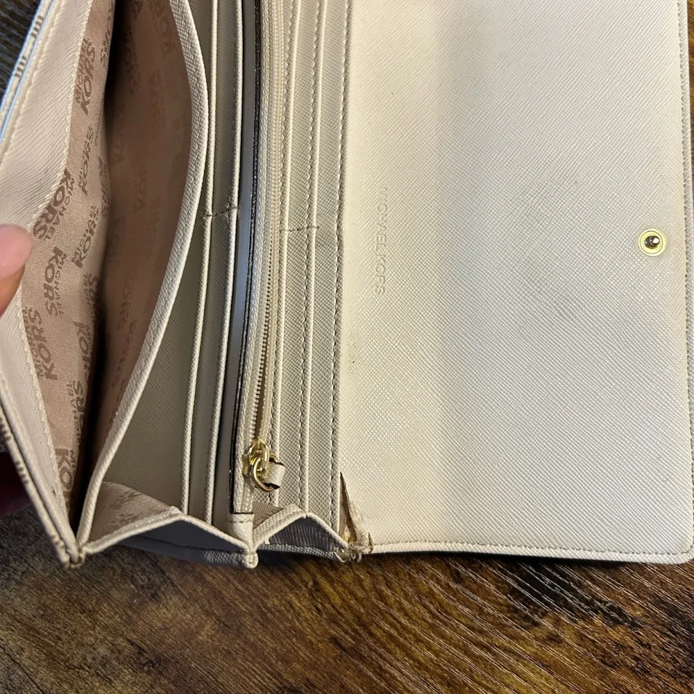 Michael Kors wallet - Picture 4 of 6